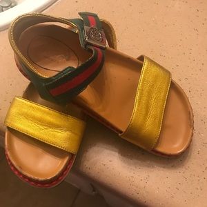 Gucci sandels size 5